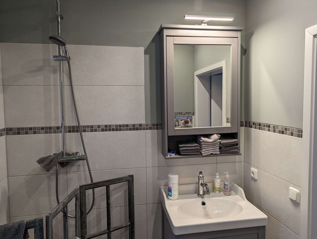 Badezimmer im Erdgeschoss mit Dusche