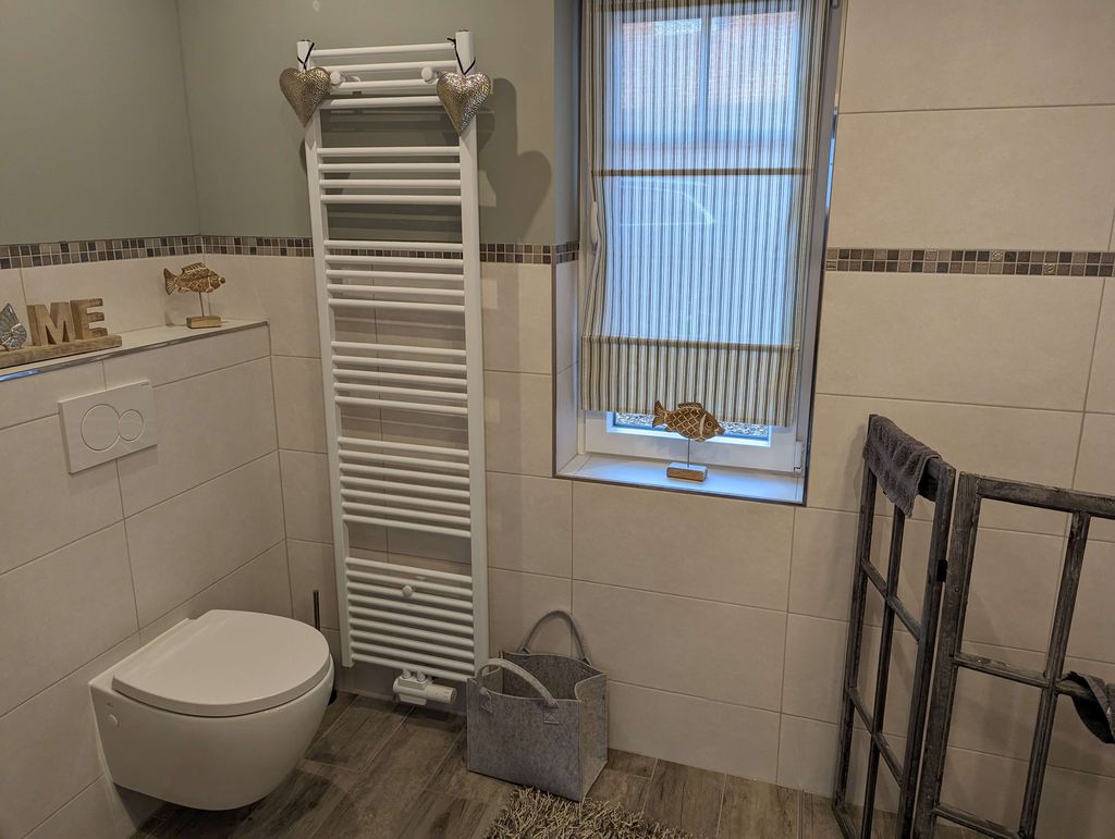 Badezimmer mit modernen Sanitaeranlagen