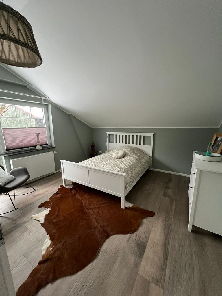 Gemuetliches Schlafzimmer mit Tageslicht und Sitzecke